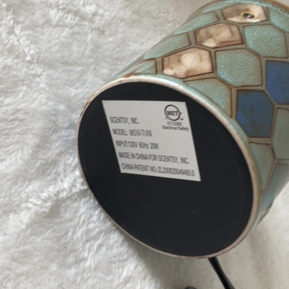 Scentsy Hexagon Patterned Warmer - Green and Blue - Picture 5 of 6